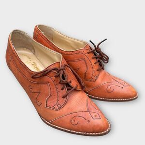 Women’s Town and Country Broques Shoe Sz 6.5 Vintage Pointed Toe Heels